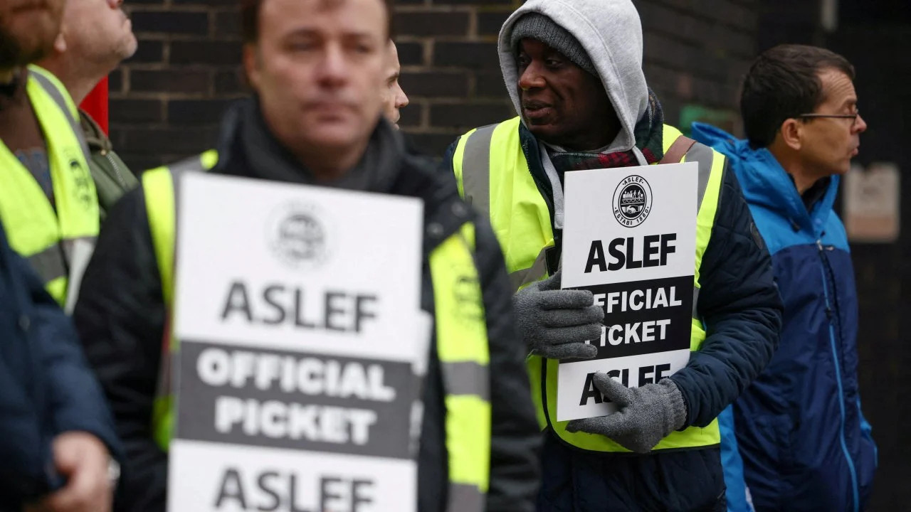 Grevlerin sürdüğü İngiltere'de bakanlar sendikalarla görüştü