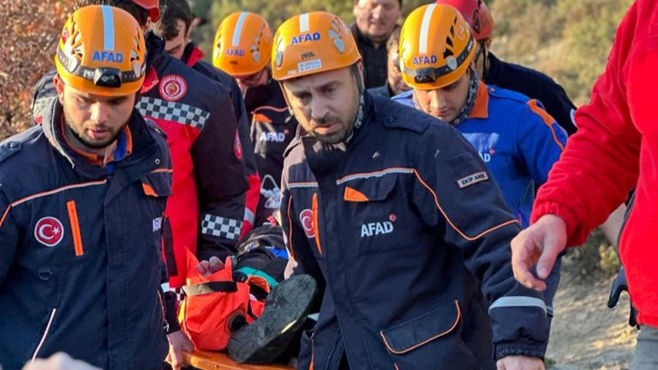 Define ararken yuvarlanan kaya ile yaralandı