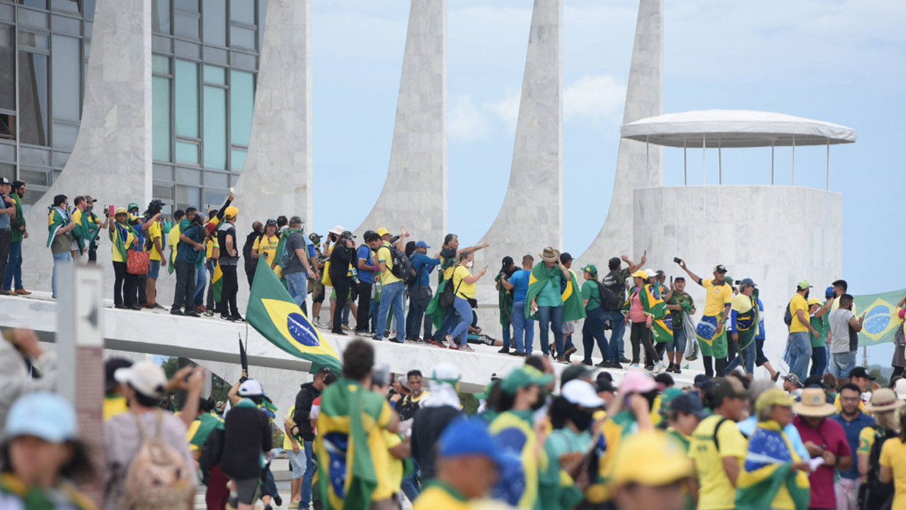 Brezilya'da bin 200 kişiye gözaltı