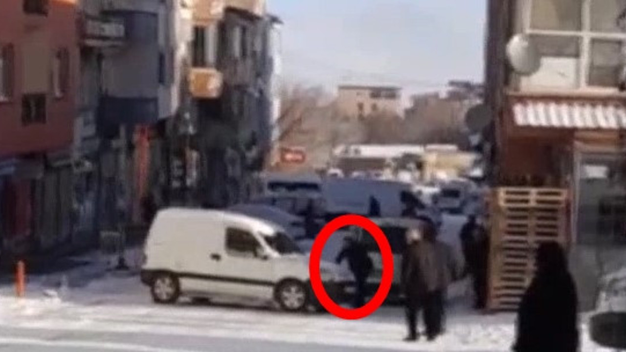 Kayan aracı eliyle tutmaya çalıştı!