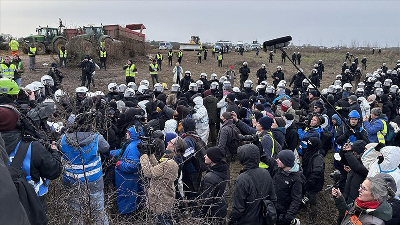 Almanya'da çevrecilerle polis çatıştı