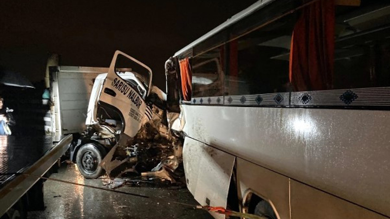 Servis midibüsü kamyonetle çarpıştı: Ölü ve yaralılar var