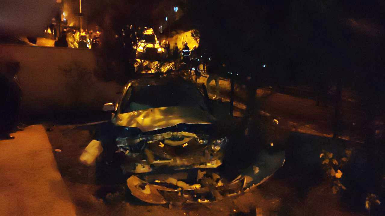 Servis aracıyla çarpıştı. Evin bahçesine uçtu