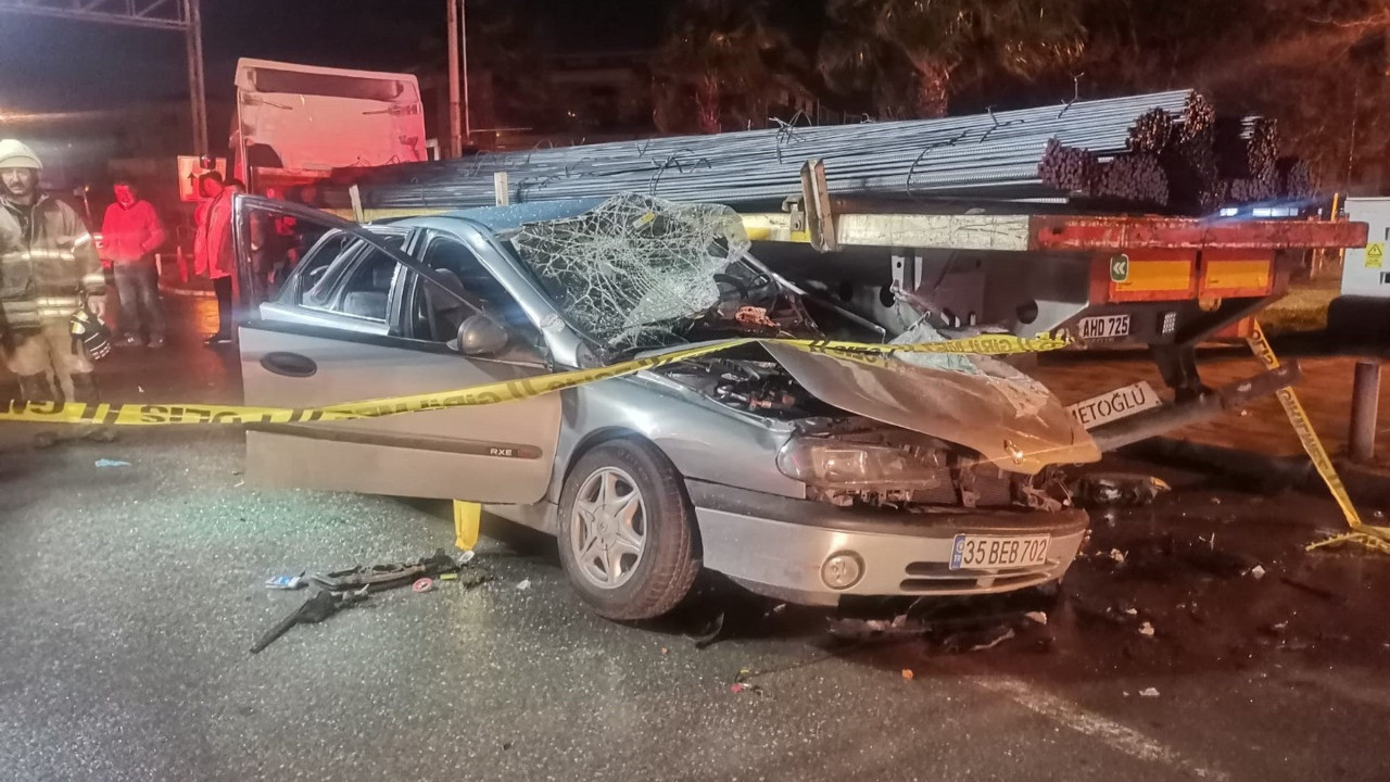 İzmir’de tıra çarpan otomobil hurdaya döndü: 1 ölü
