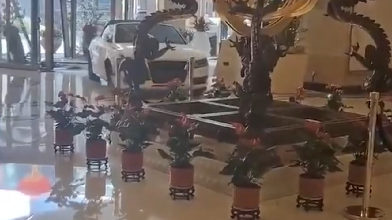 Resepsiyona sinirlenen müşteri otelin içine spor aracıyla girdi: Vay ayı vay