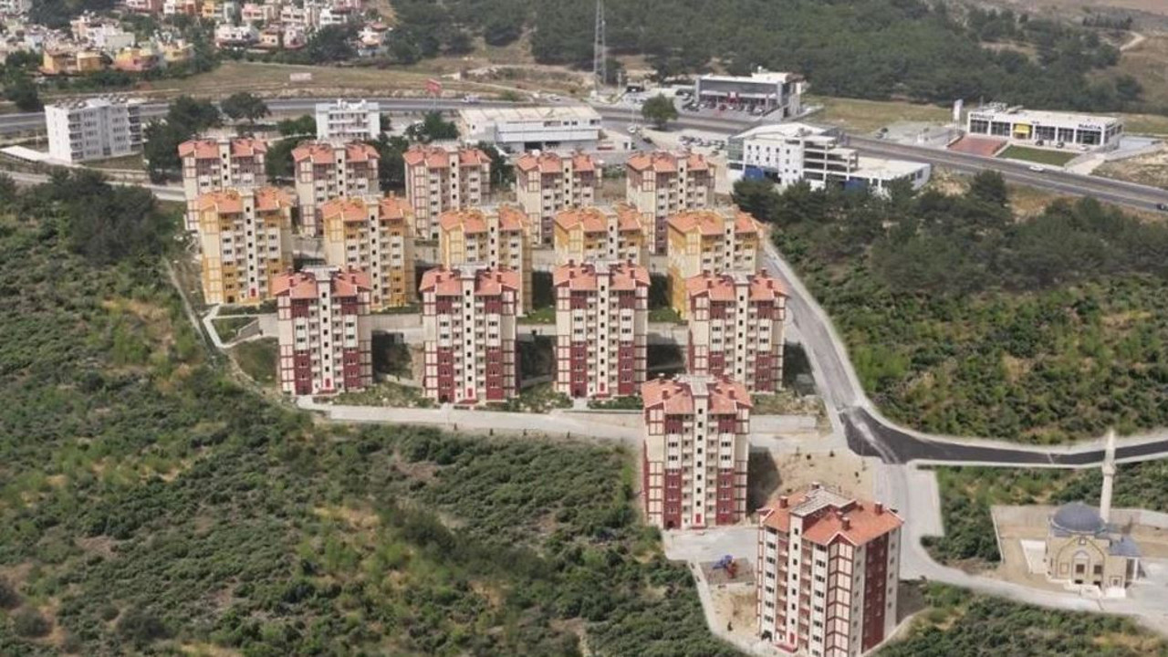 1980 doğumlu Suriyeliye TOKİ'den emekli evi. Aynı haneden iki Suriyeliye de ev çıktı