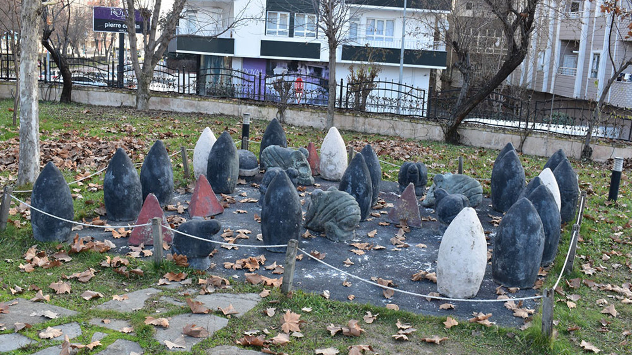 Başur Höyük’teki oyunun gizemi 20 yıldır çözülemedi. Taşlarda 4 domuz 4 köpek de var