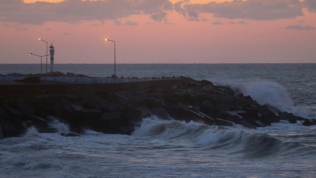 Ordu'da dalgalar nedeniyle iskele yaya trafiğine kapatıldı (12 Ocak 2023)