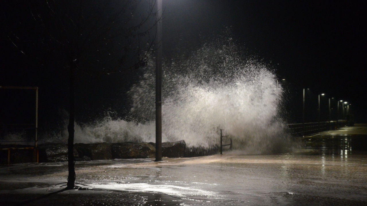 Ordu'da dev dalgalar metrelerce yükseldi. Deniz yola taştı