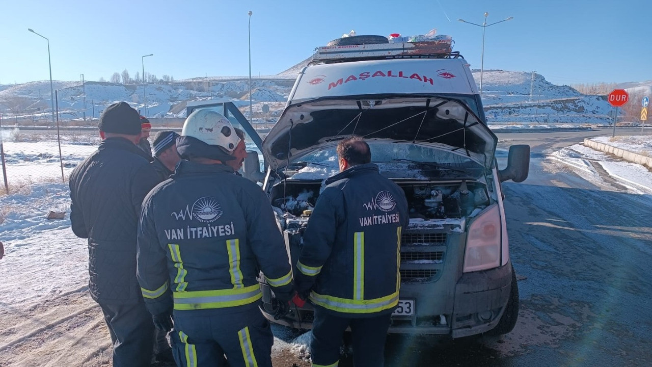Seyir halindeki minibüs alev aldı