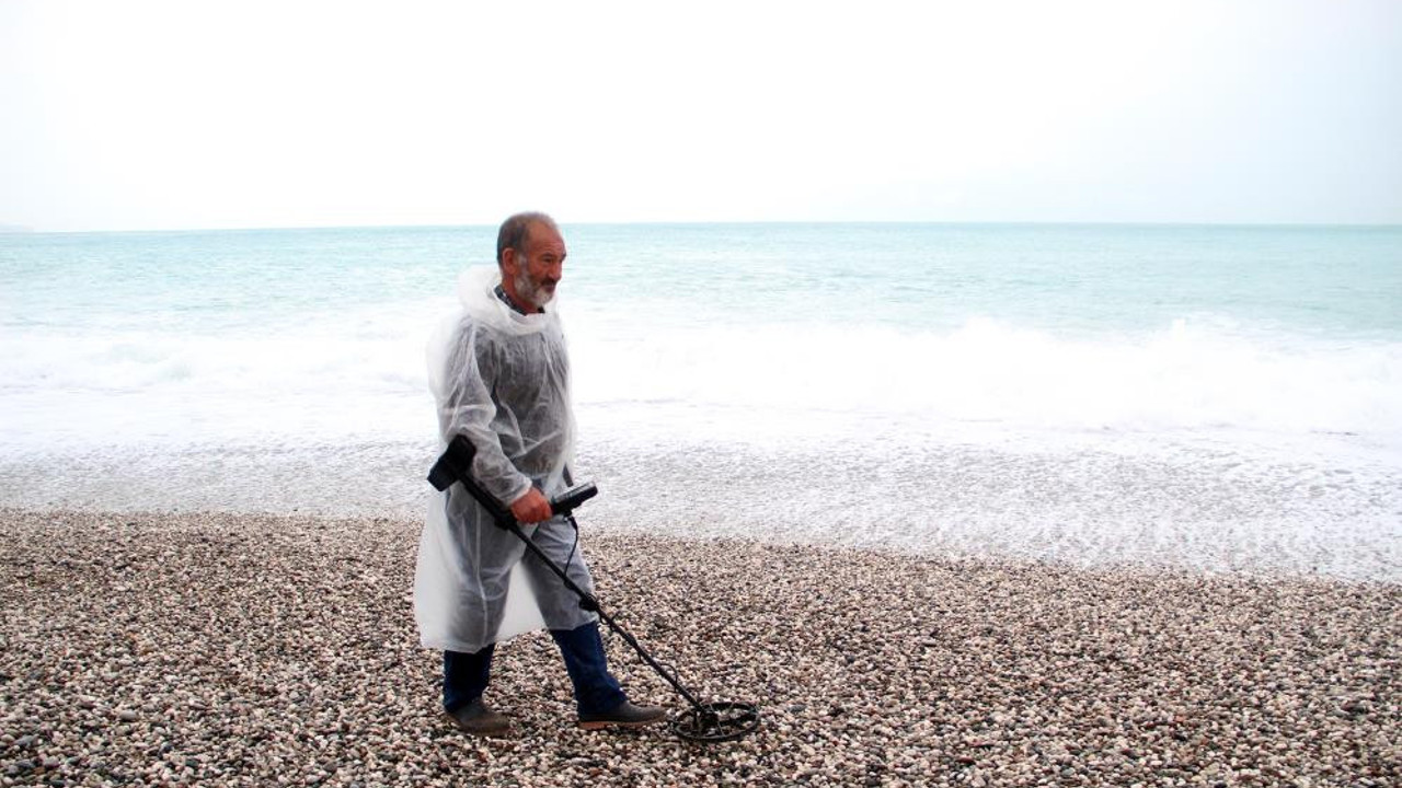 Sahilin rengi değişti dedektörü kapan sahile koştu