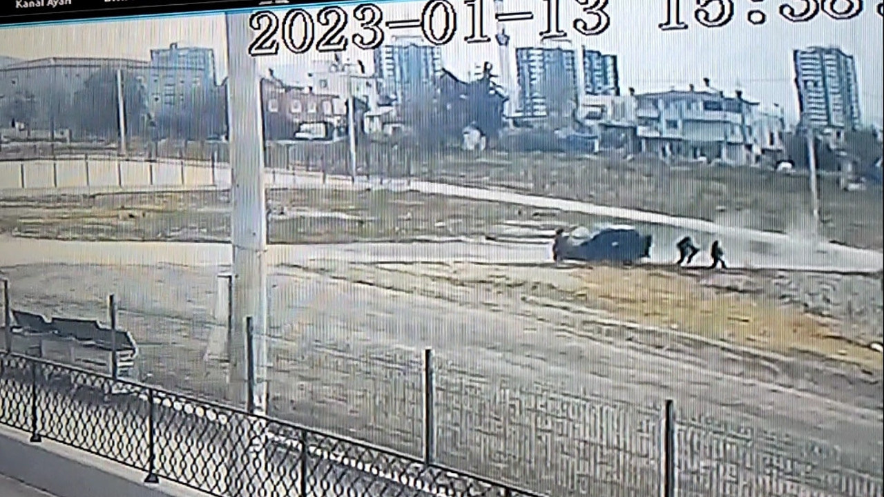 Hızını alamayan araç öğrencilerin arasına daldı: 1'i ağır 3 yaralı