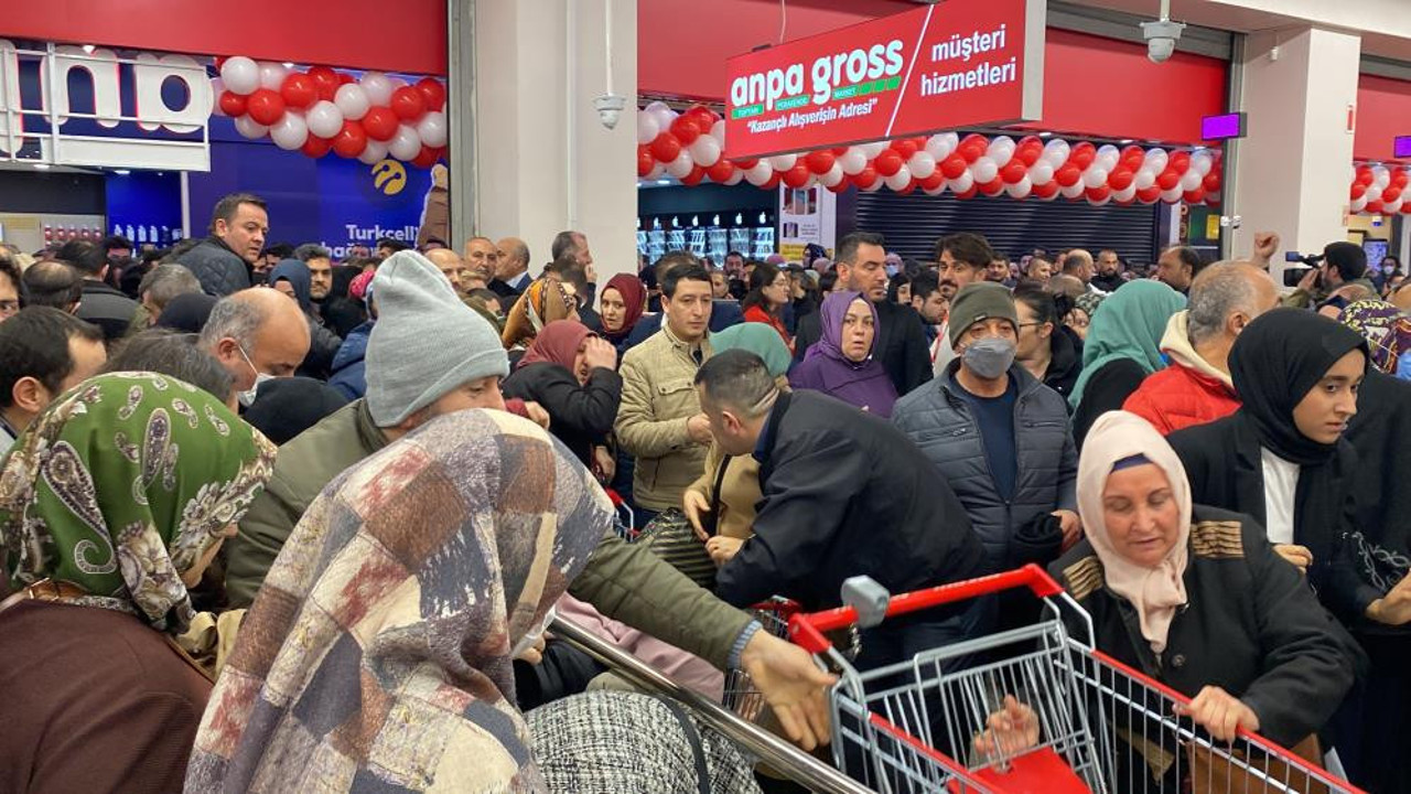 İndirim izdihama yol açtı. Ucuz ürün için birbirini ezdiler