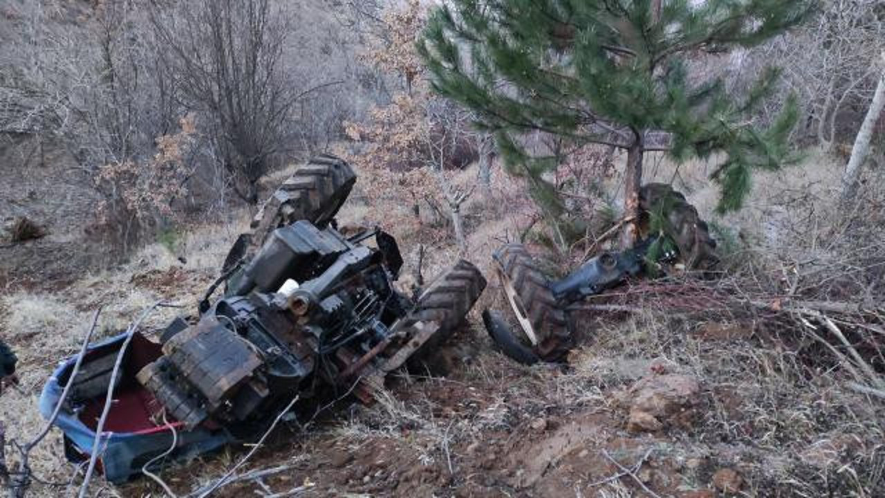 Dere yatağına yuvarlanıp ikiye bölünen traktörün sürücüsü yaralandı