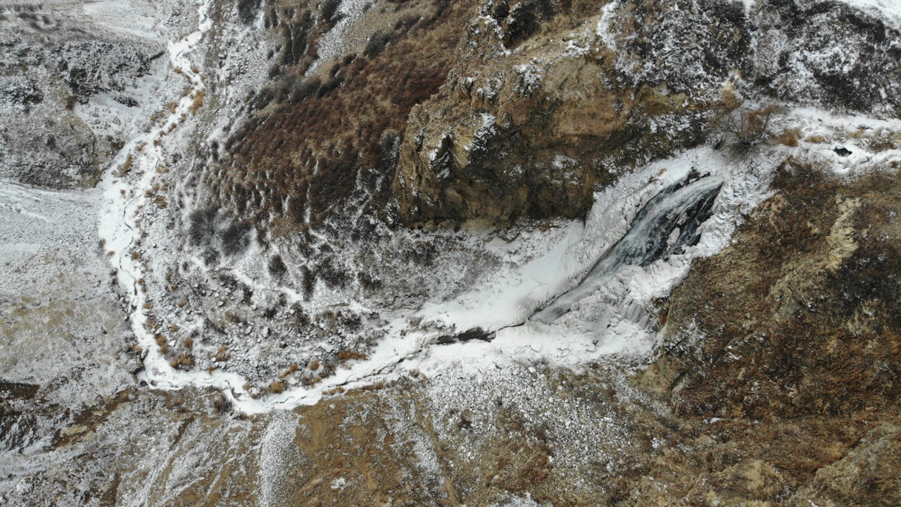 75 metre yükseklikten aşağı akan şelale dondu. Eksi 20 dereceden nasibini aldı