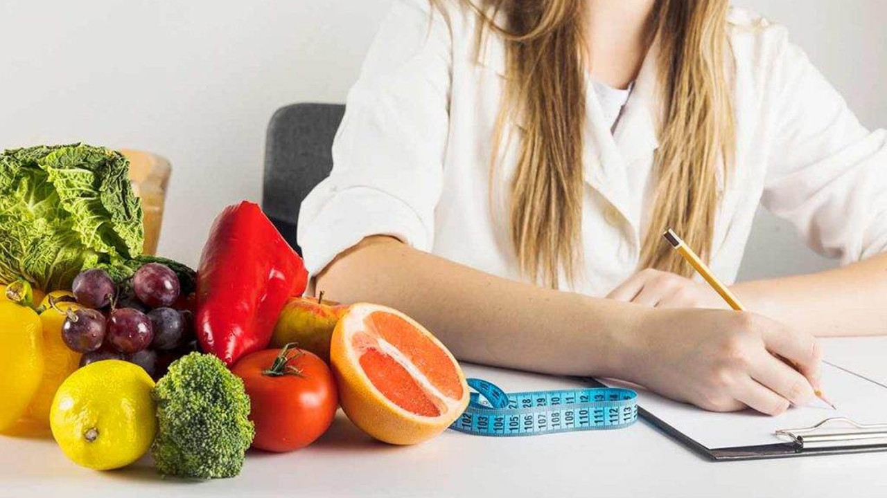 Sağlıklı nesiller diyetisyenlere kadrodan geçiyor. Sağlık Bakanı beton mikseri peşinde koşuyor