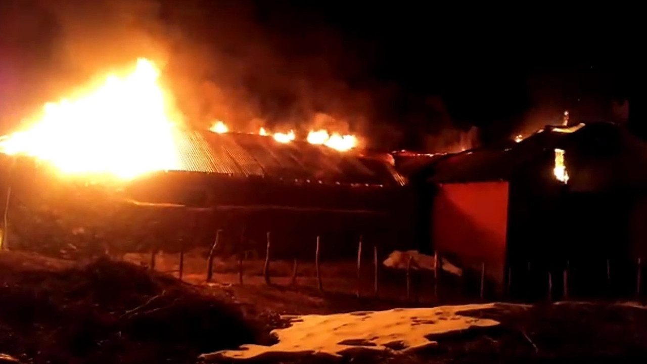 Geceyi aydınlatan yangında ev küle döndü