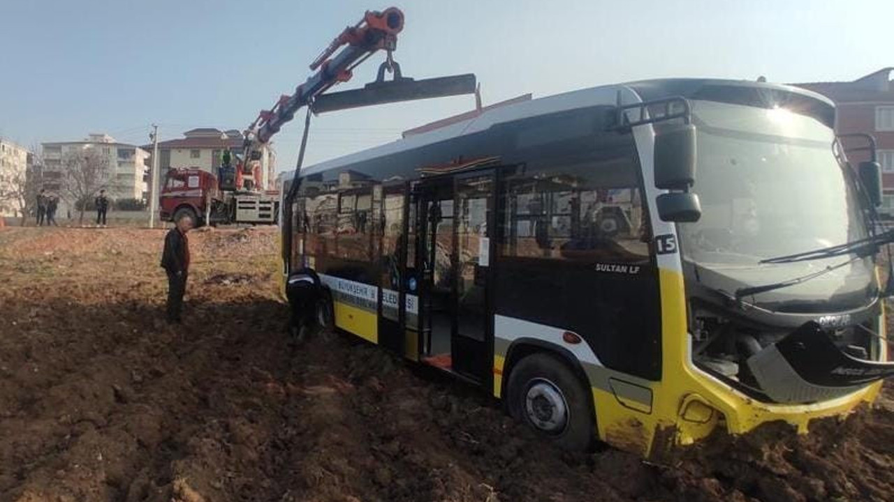 Kontrolden çıkan halk otobüsü tarlaya uçtu: 1 yaralı