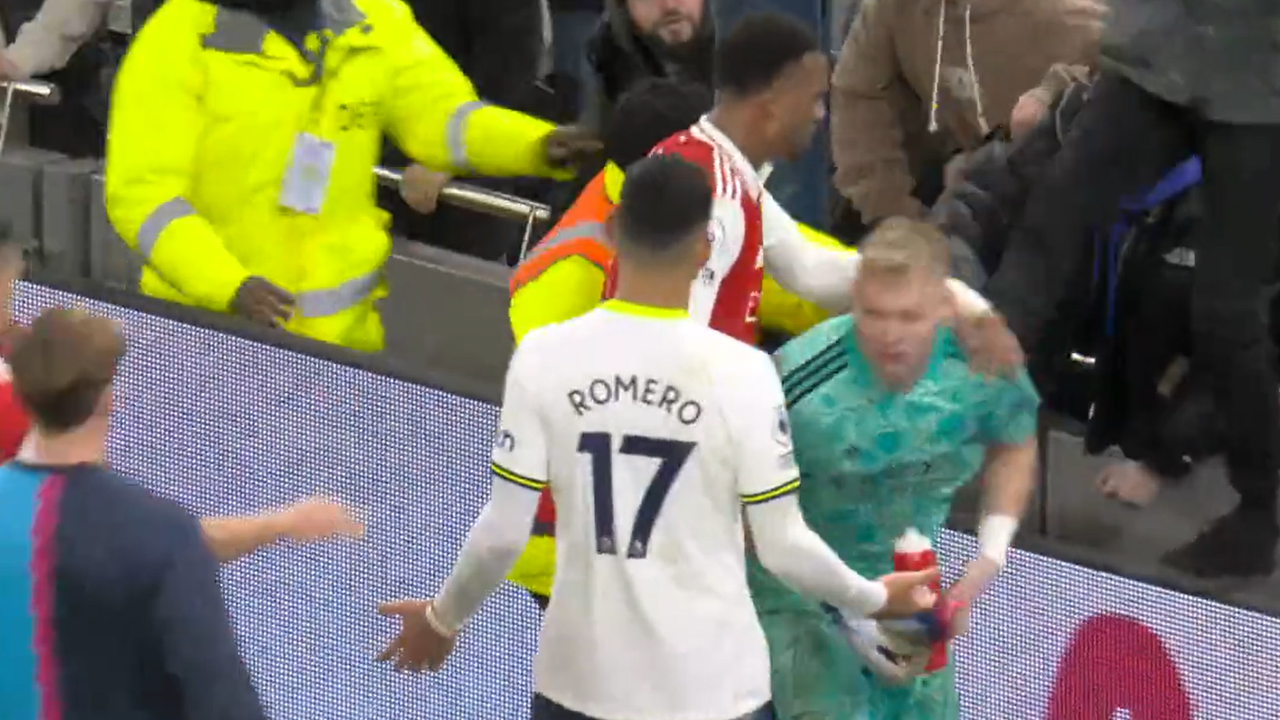 Londra derbisinde skandal görüntü: Galibiyetin önüne şiddet geçti