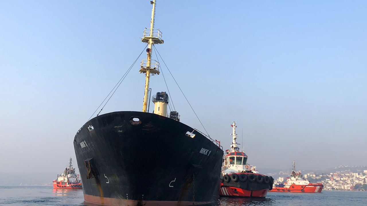 Boğaz'da karaya oturan yük gemisi kurtarıldı