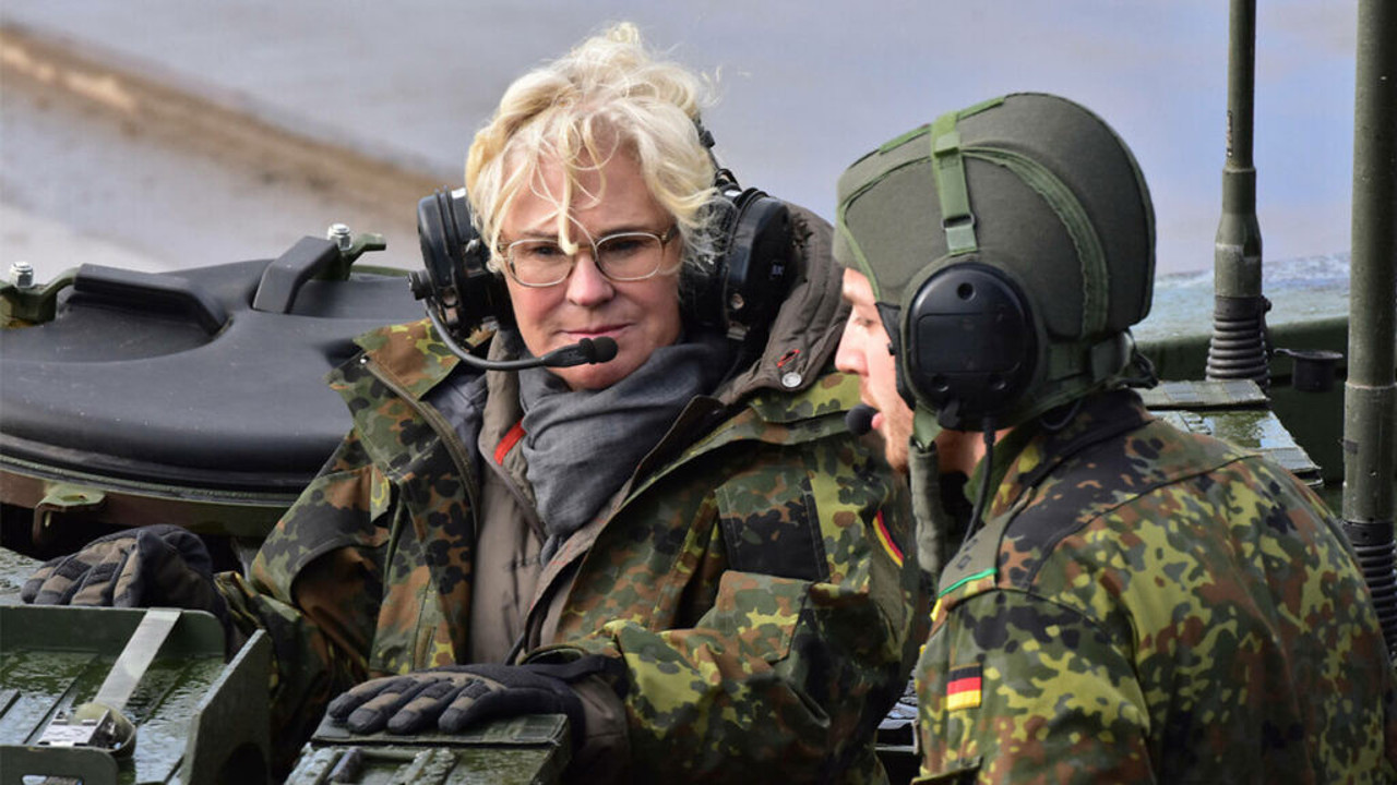 Ukrayna'daki savaş Alman Savunma Bakanı'nı koltuğundan etti