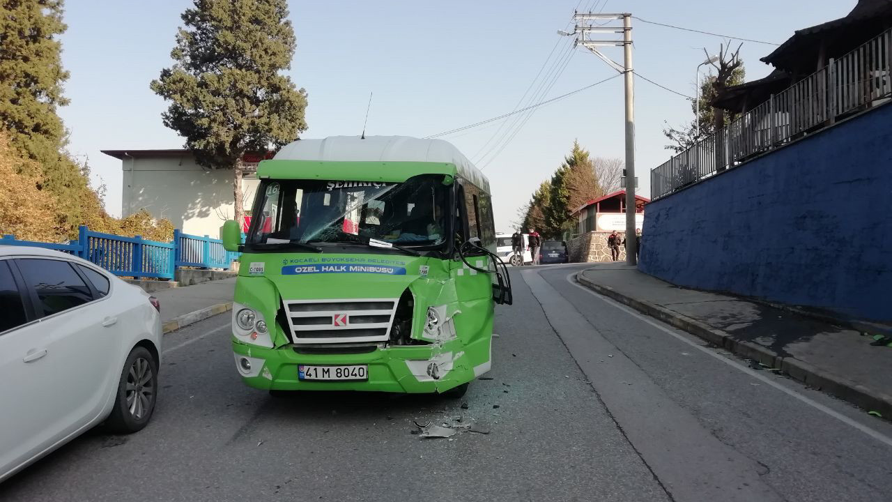 İki yolcu minibüsü çarpıştı. 11 kişi yaralandı