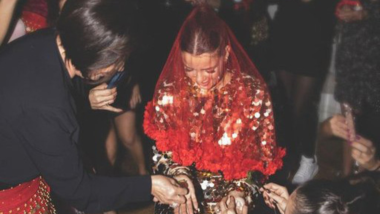 Perihan Savaş kına gecesinde gelini Melis Ketenci'ye altın taktı! ''Kınayı getir aney''