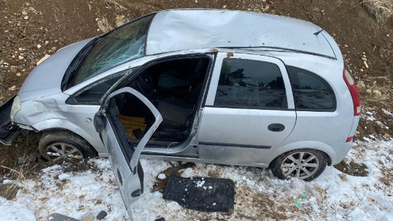 Şarampole yuvarlanan araçta sıkıştı. Donarak hayatını kaybetti