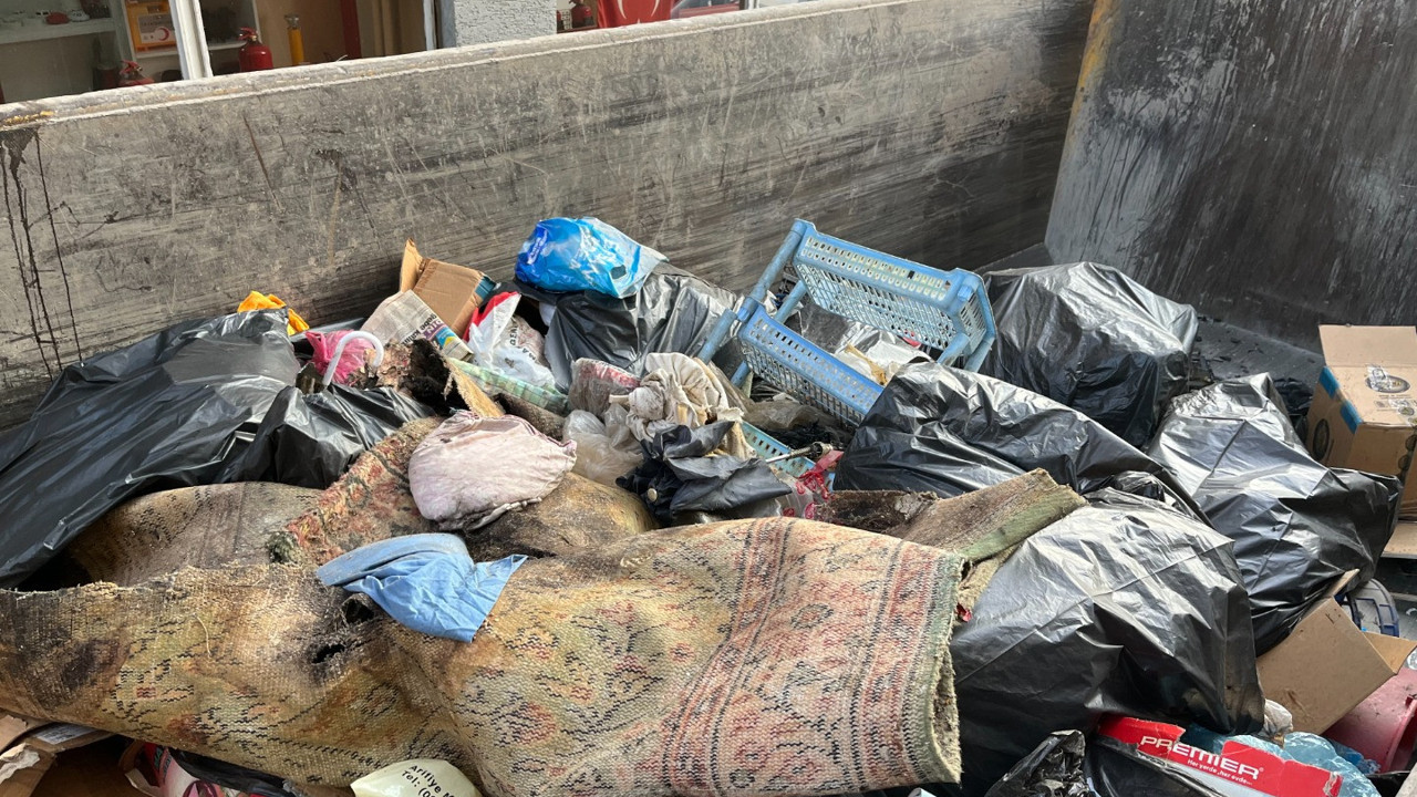 Eskişehir’de çöp ev kabusu: İçeride öldüğünü tahmin ettiler...