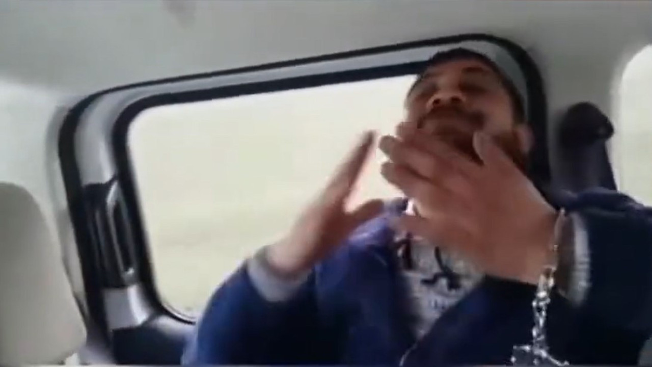 Elleri kelepçeli adamın şarkı söylemesi sosyal medyayı böldü