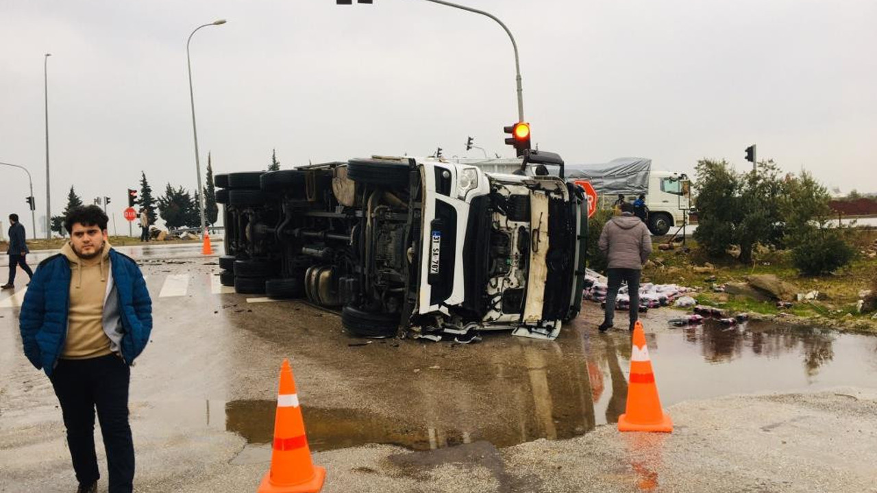 Öğrenci servisi ile TIR çarpıştı: 6 yaralı