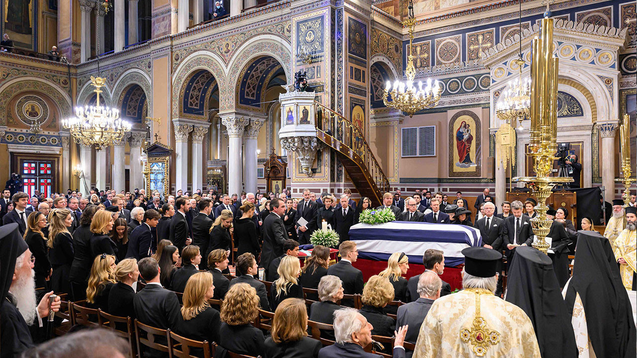 Eski Kral son yolculuğuna uğurlandı