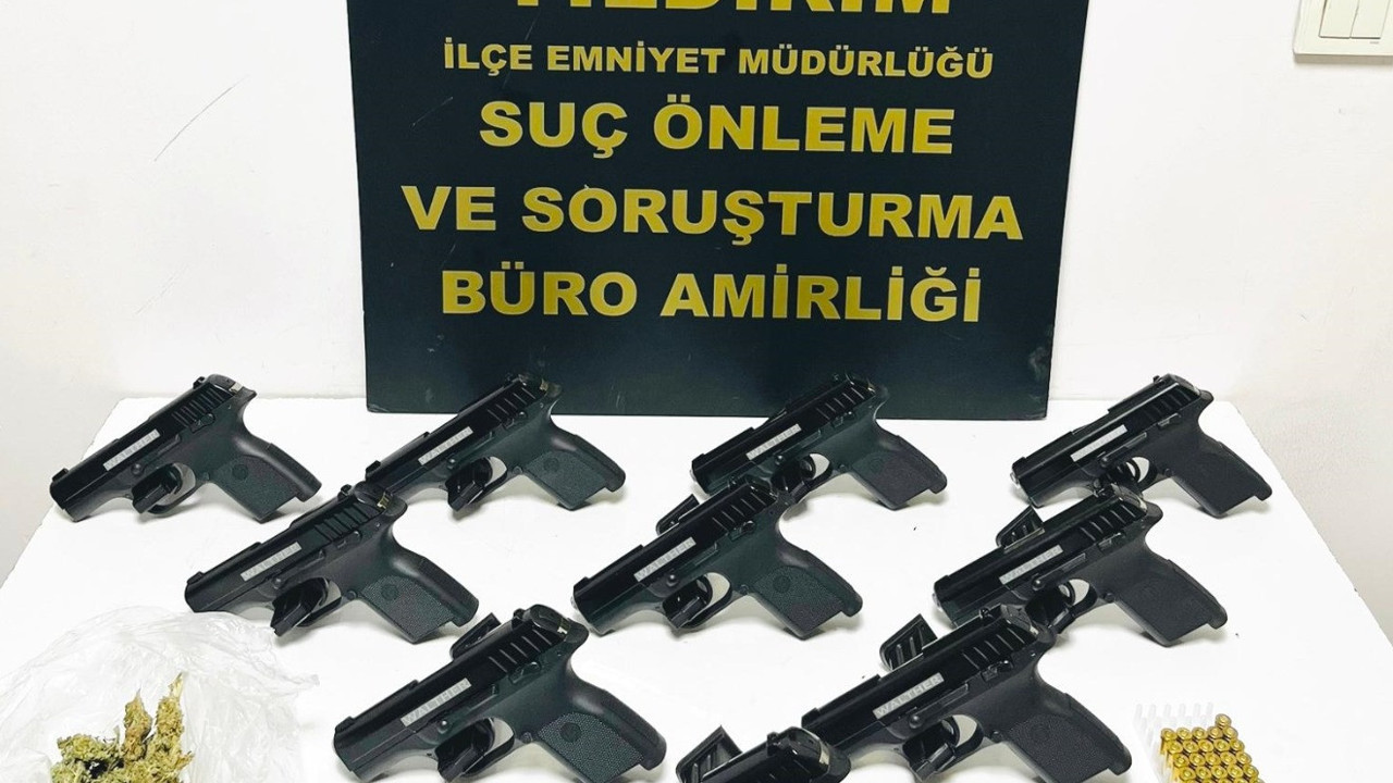 Bursa'da bir iş yerinde ve araçta 10 tabanca bulundu