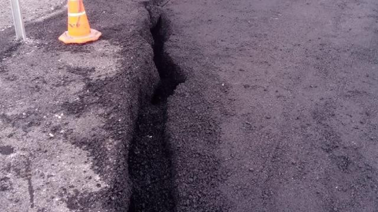 Heyelan ardından otoyolda çukur oluştu