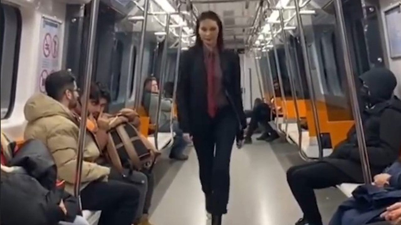 Metroda defile yapan kızların videosu rekor kırdı