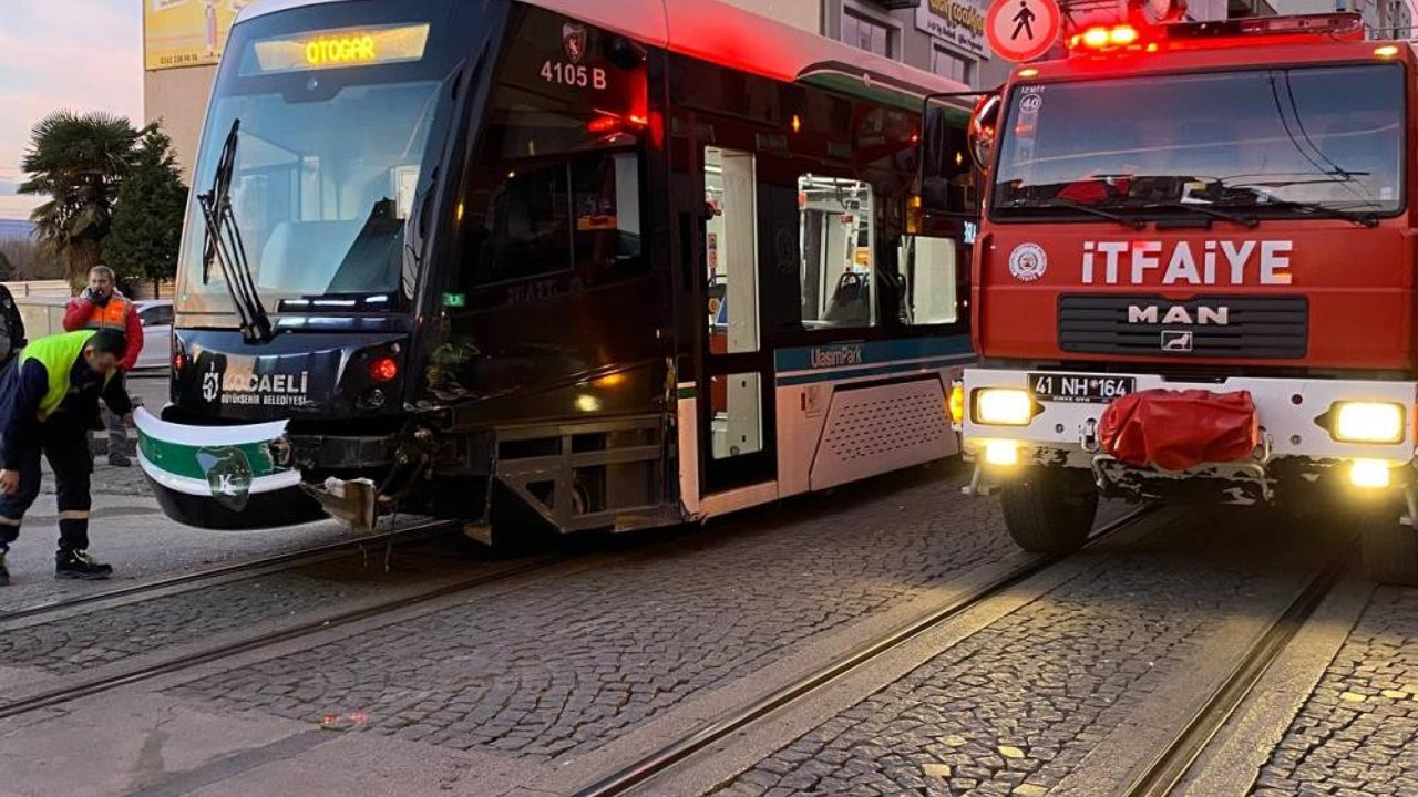 Ticari taksi ile tramvay çarpıştı: 3 yaralı