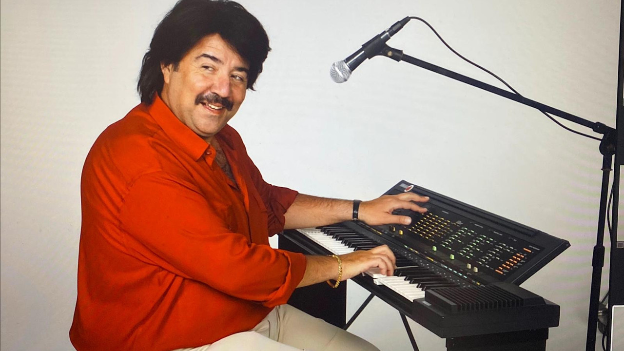 Ünlü komedyen Ata Demirer müzik listelerinde bir numaraya yerleşti