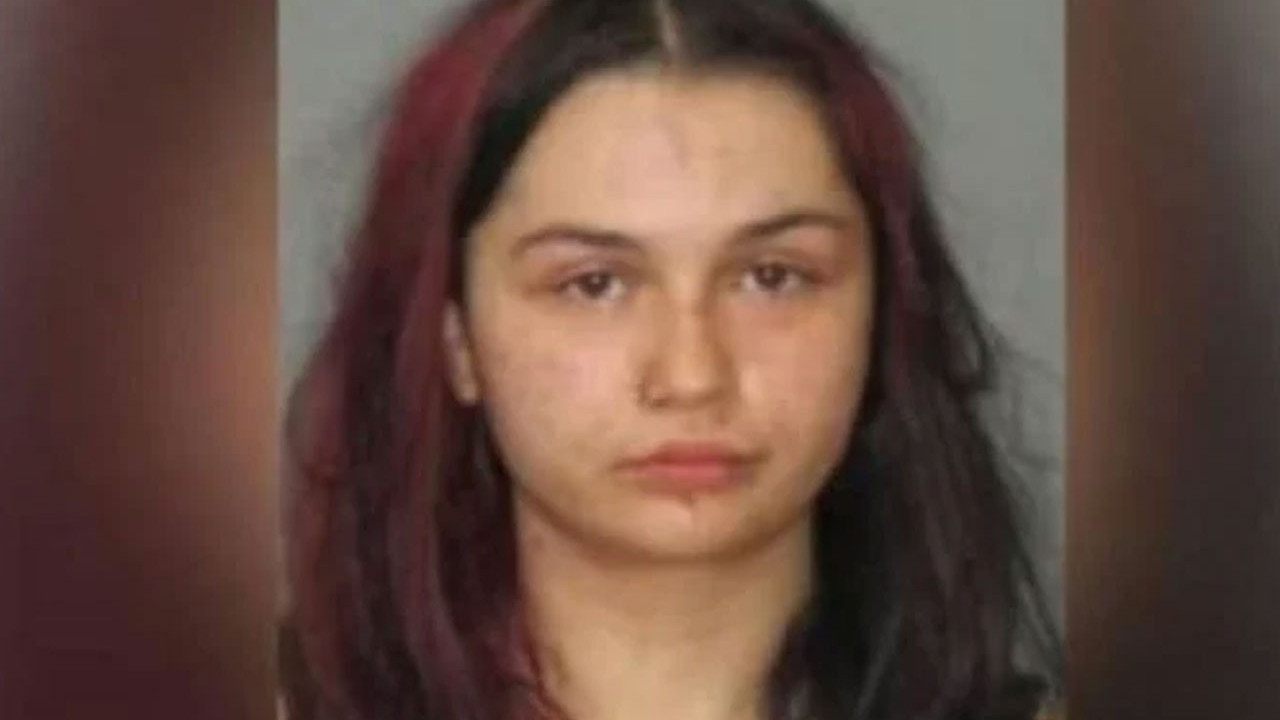 Yatağa tuvaletini yapan erkek arkadaşını bıçakladı