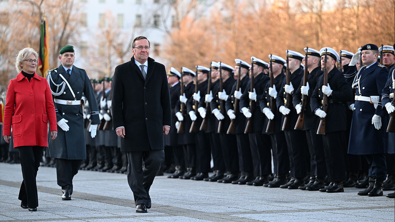 Almanya’nın yeni Savunma Bakanı göreve başladı