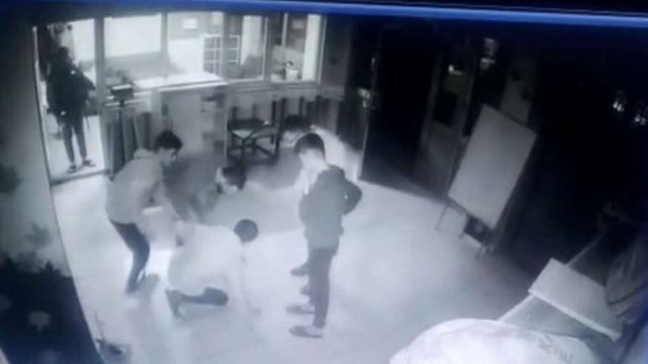 Soluk borusuna sakız kaçan öğrenciyi Heimlich manevrası ile kurtardı