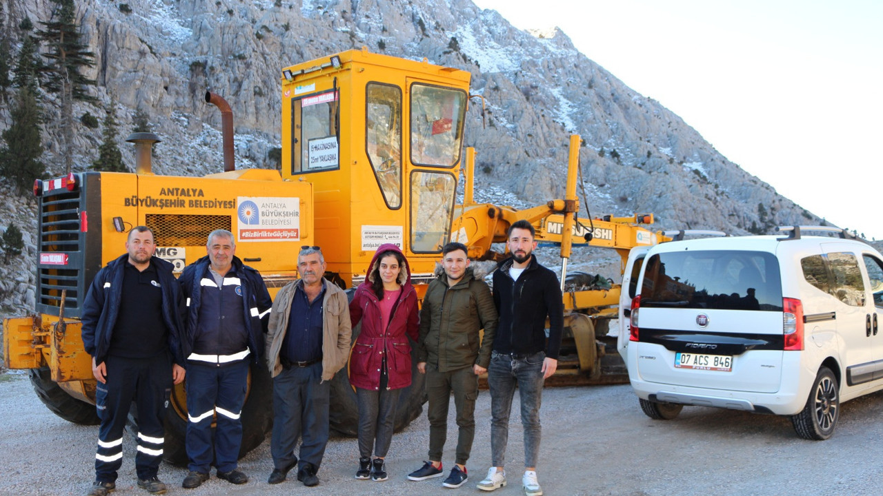 Antalya'da kar nedeniyle yolda mahsur kalan 4 kişi kurtarıldı