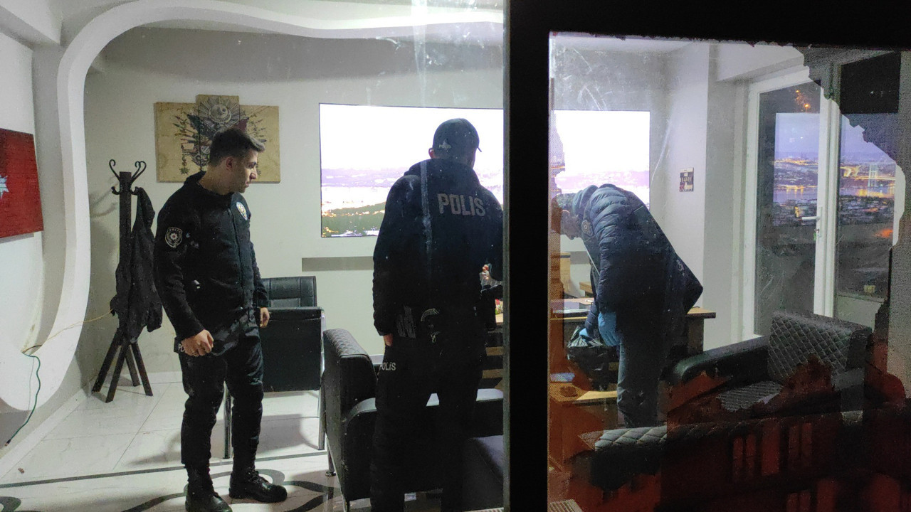 Silahlı saldırıya uğrayan arkadaşını kucağında taşıdı (22 Ocak 2023)