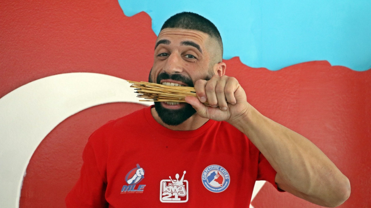 18 dakikada 550 çöp şiş yedi, rakibi bile şaşkınlıkla izledi. Rekortmene ızgara yetişemedi