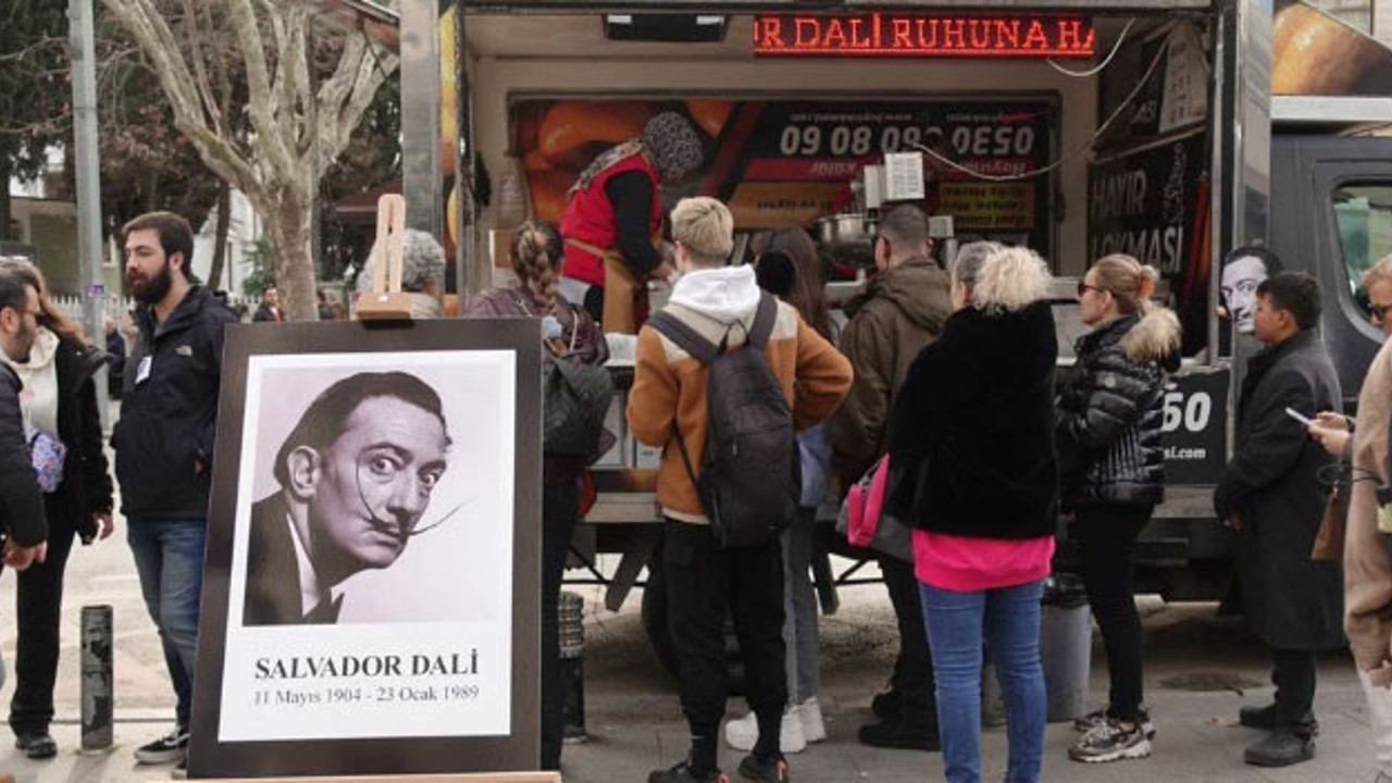 Salvador Dali'nin ölüm yıl dönümü için lokma dağıtıldı