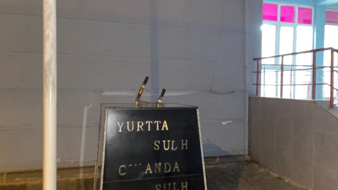 Yobazlar İsveç bahanesiyle Atatürk büstüne saldırdı. Oysa bugün Atatürk sayesinde Müslümanlar