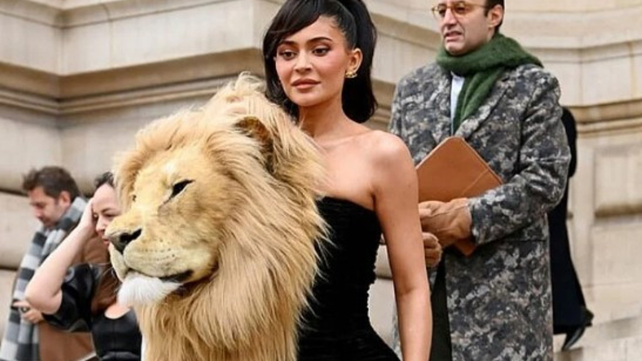 Yıldız isim moda haftasına Aslan kafalı kıyafetiyle geldi