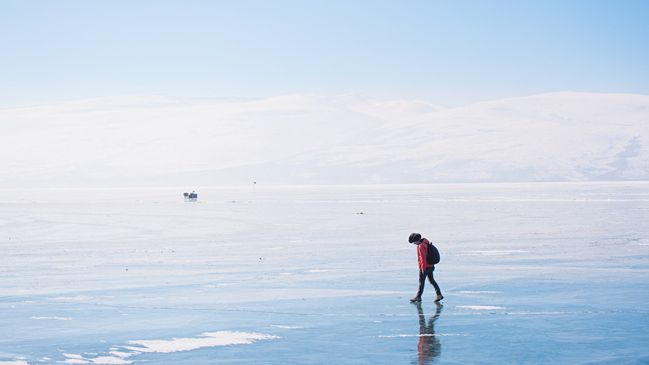 Kars ve Ardahan'da göletler, çeşmeler, kaldırımlar buz tuttu