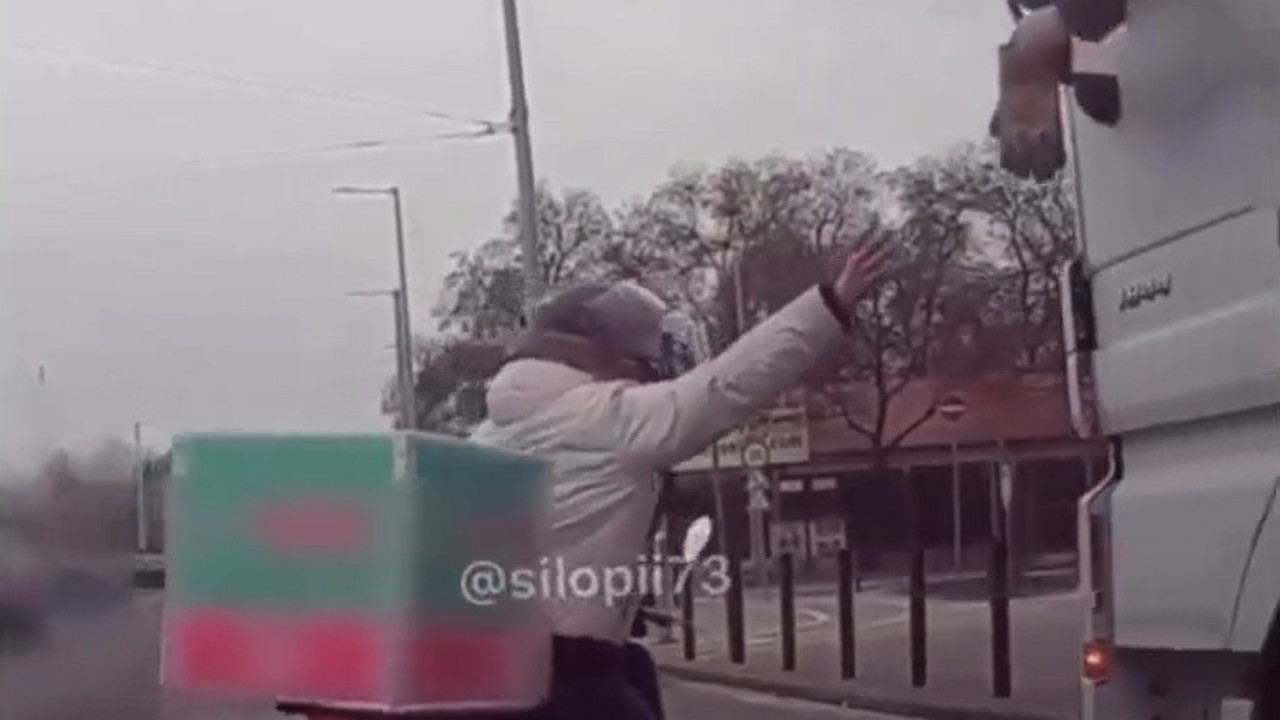 Motorlu kuryenin ellerinin üşüdüğünü fark eden TIR şoförü kuryeye eldiveni verdi