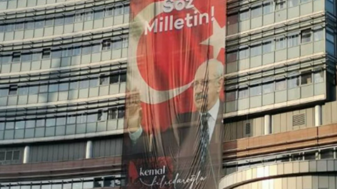 CHP’den ‘14 Mayıs’ mesajı: O sözlerin yer aldığı pankart Genel Merkez binasına asıldı