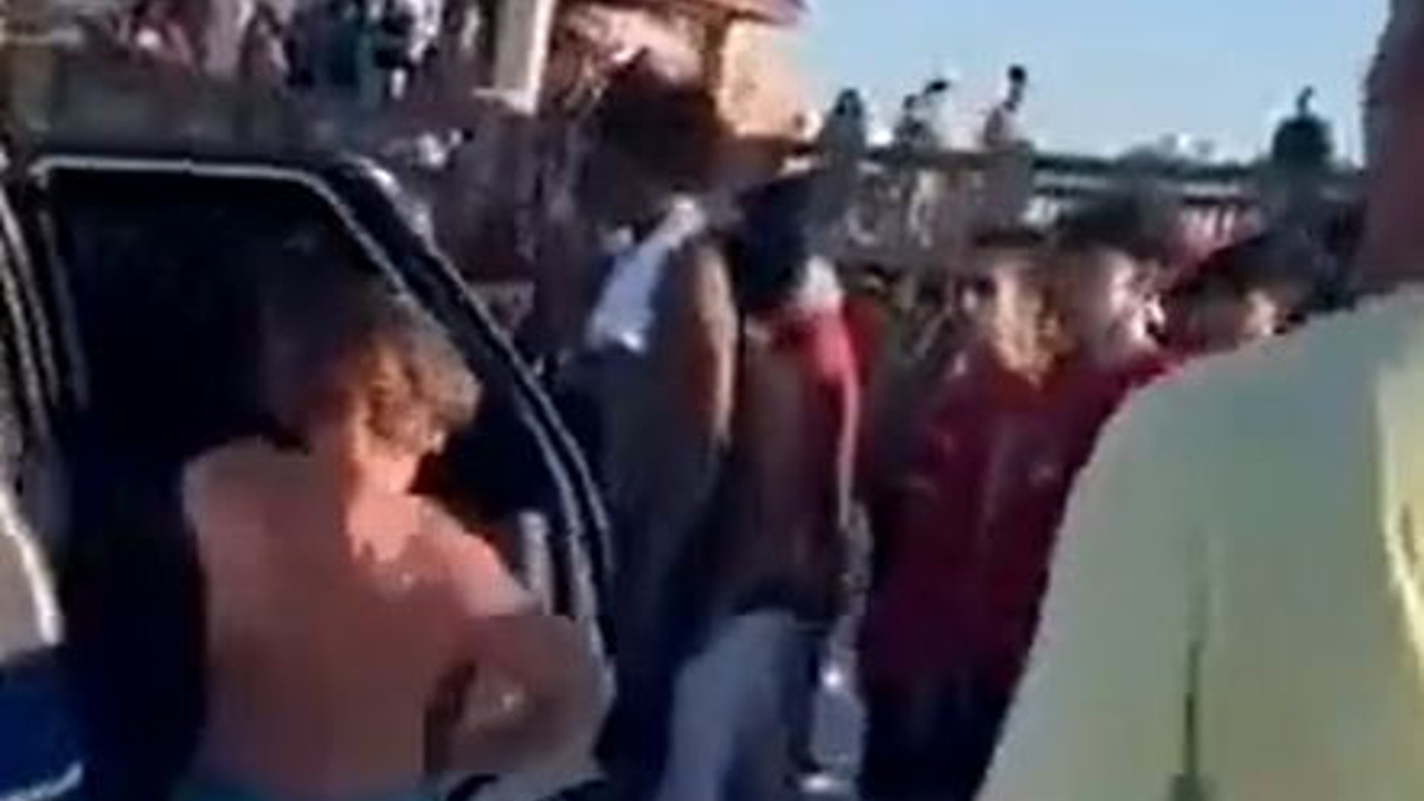 Gözaltına alınan genci polis aracından kaçırdılar